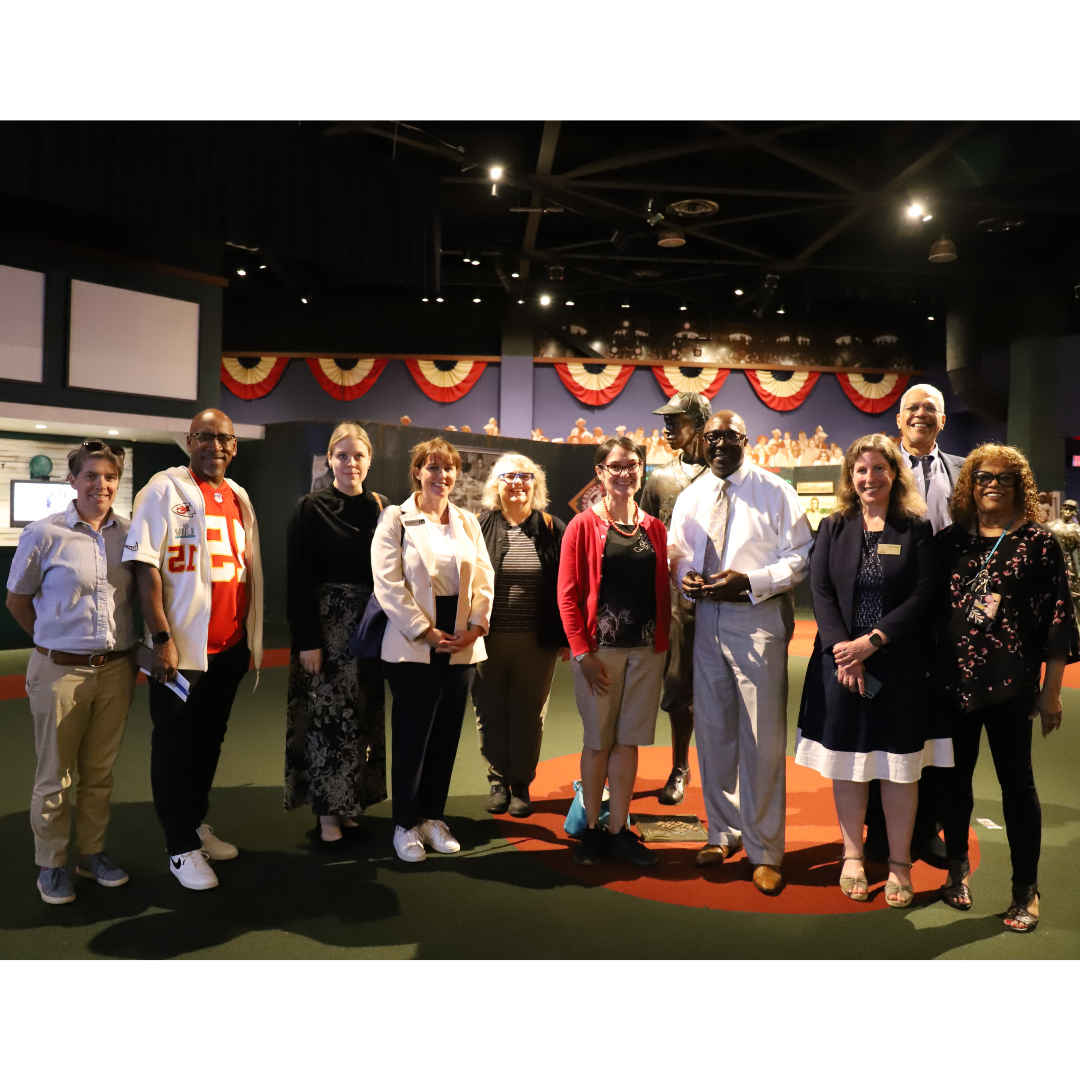 NEH主席Shelly Lowe的照片, SHSS院长Tamara Falicov, 以及黑人棒球联盟博物馆的其他人